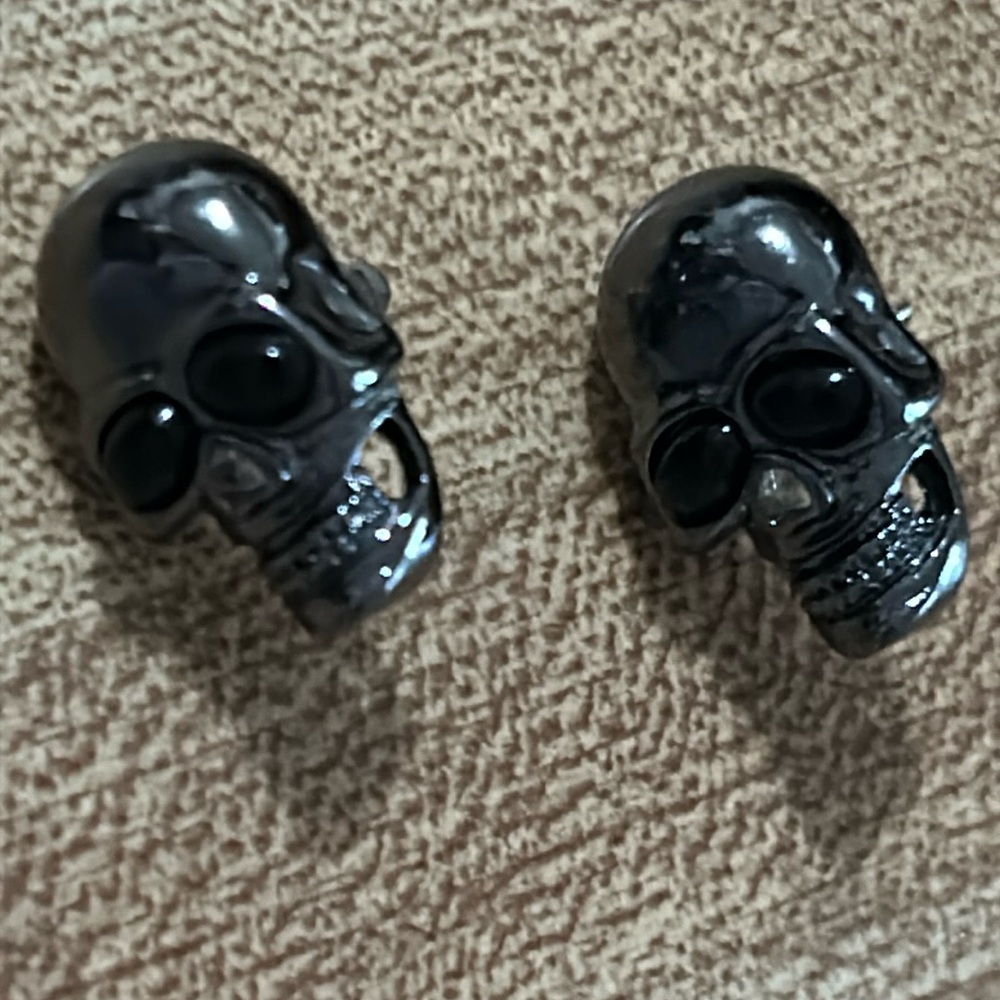 💀 Skull earrings - pierced posts cute metal but not sure what kind EUC